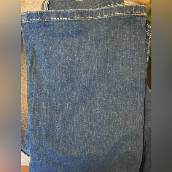 Levi’s - Picture 2 of 4